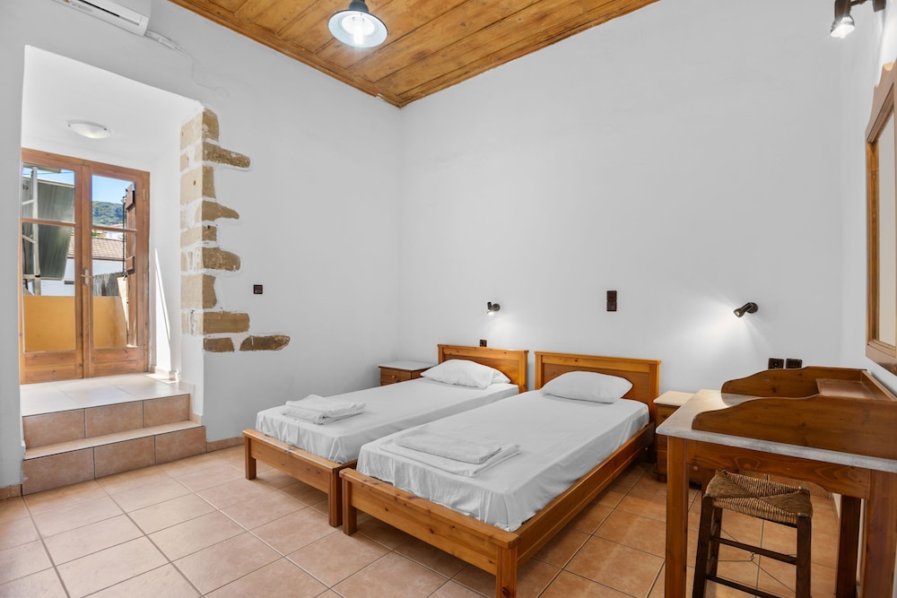 Countryside Apartment 2 With Shared Swimming Pool