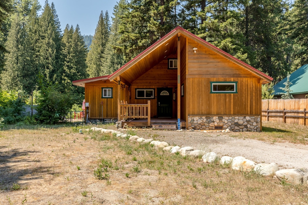 Rivers Edge 2 Bedroom Home by NW Comfy Cabins by RedAwning view 5