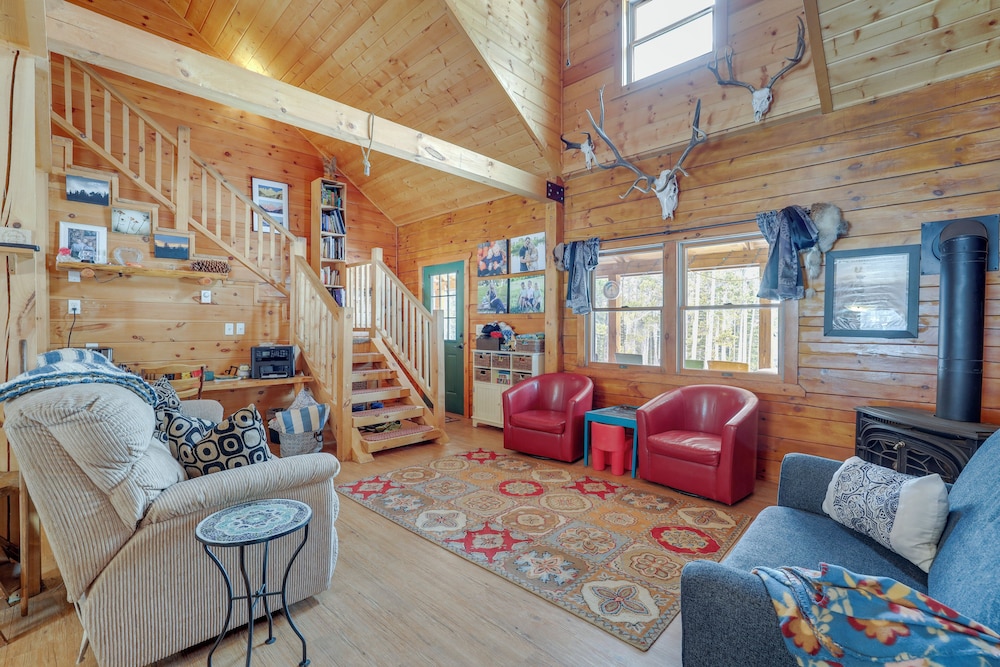 2 Mi to Skiing: Casper Cabin w/ Mtn Views!