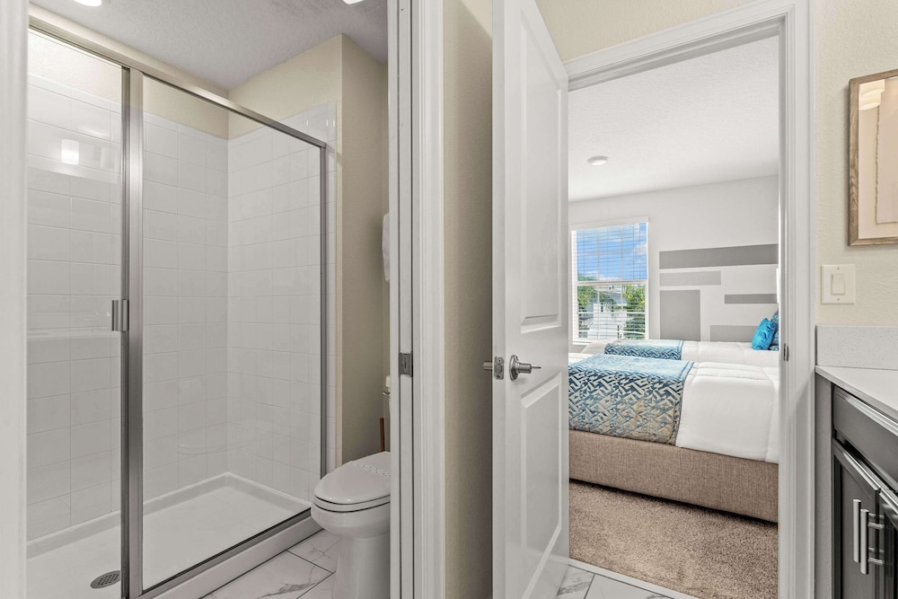 Resort Vibes At Championsgate - Home for 14 With Private Lanai
