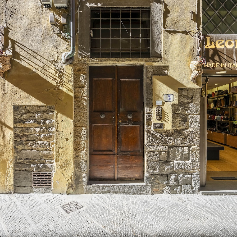 Cerchi 3 in Firenze With 2 Bedrooms and 1 Bathrooms