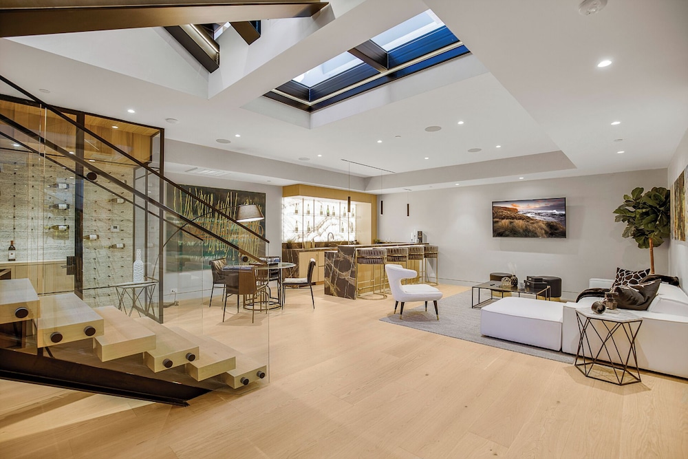 Hutton Villa - 5-bedroom Retreat in Iconic Beverly Hills Oasis