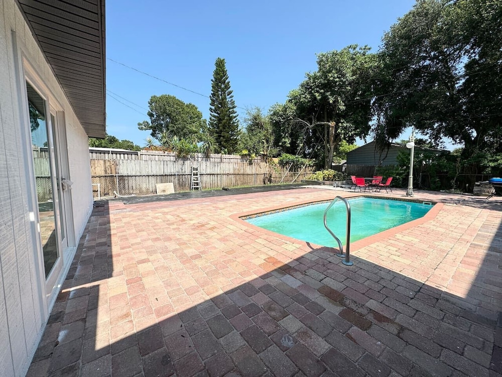 Fresh Renovated Pool Home w 5 Bedrooms Near Beach