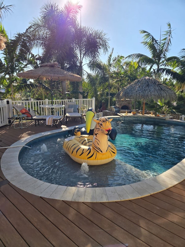 NEW Jungle Paradise Treehouse Suite With Resort Amenities Elevator Access Outdoor Kitchen Lagoon Lazy River Pool RV Hook up