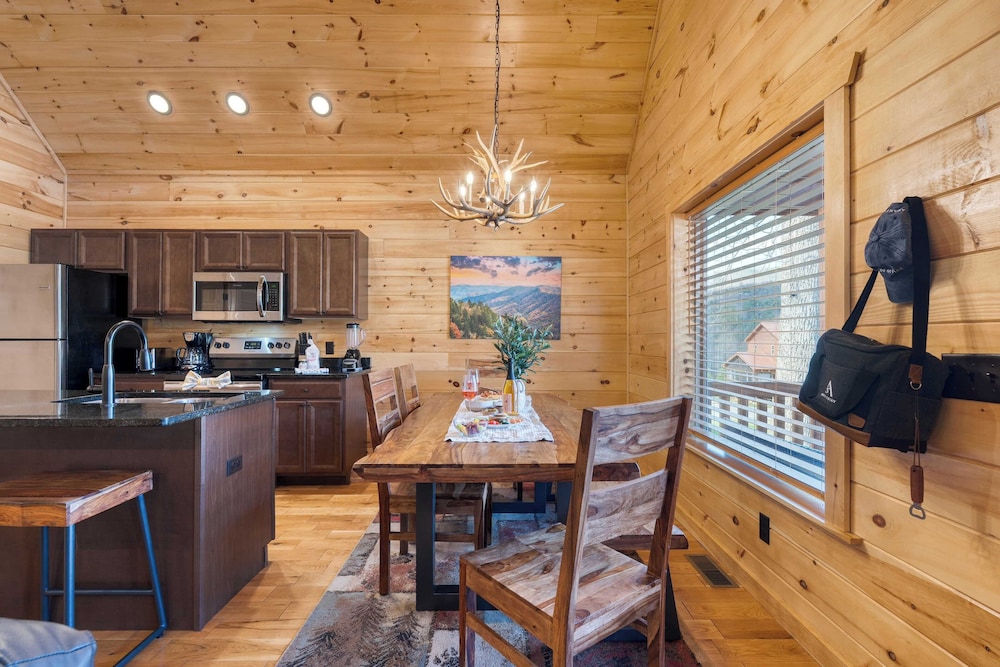 Hot Tub + Foosball Access to Pool, Tennis, Gym Chill'n in the Smokies