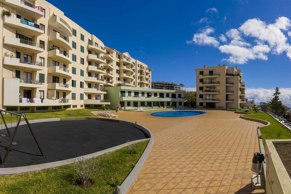Bright Apartment With Pool, Garajau IV view 3