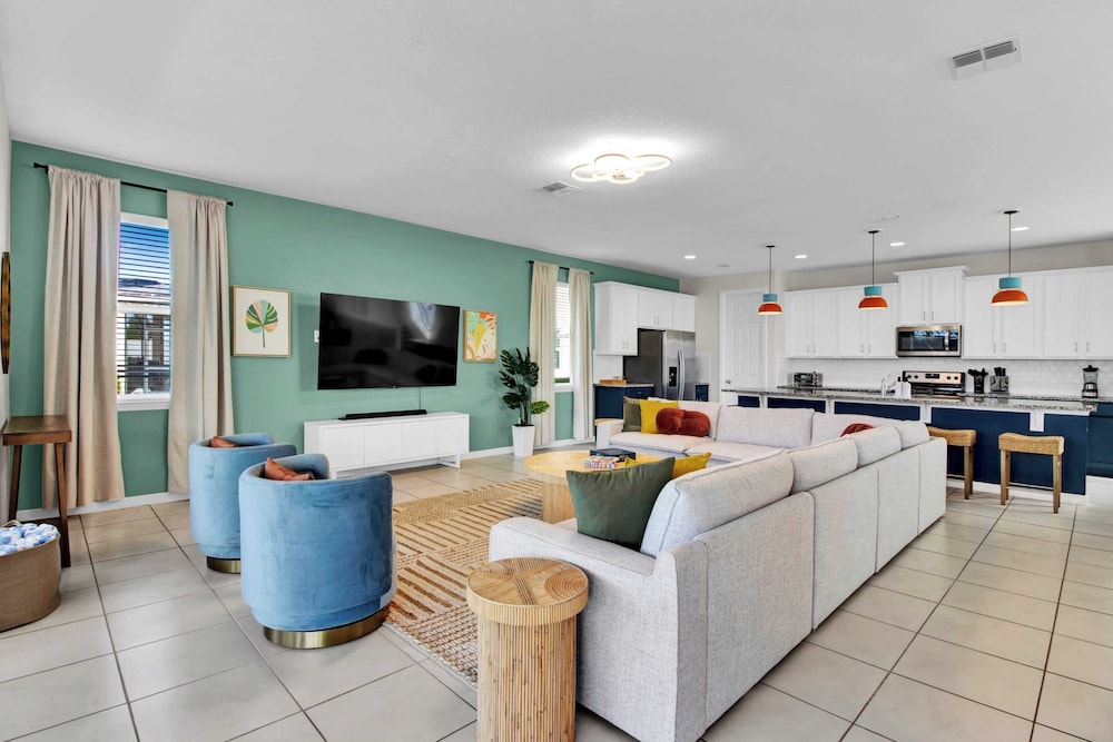 Sleeps 20! 9bdr, Star Wars-themed Game Room, Pool, Hot Tub Nassau by Avantstay
