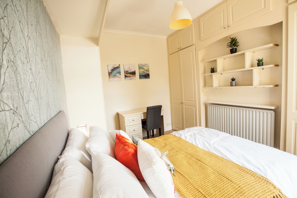 Comfy Kingston Central Garden House & Free Parking view 2