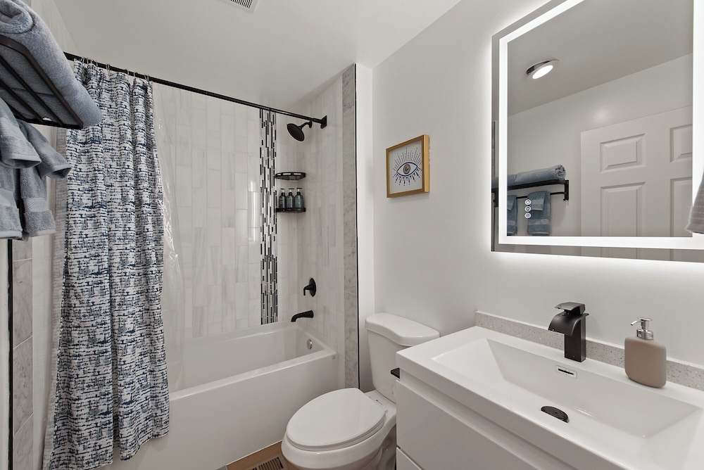Stylish & Spacious Retreat in Downtown Bellevue