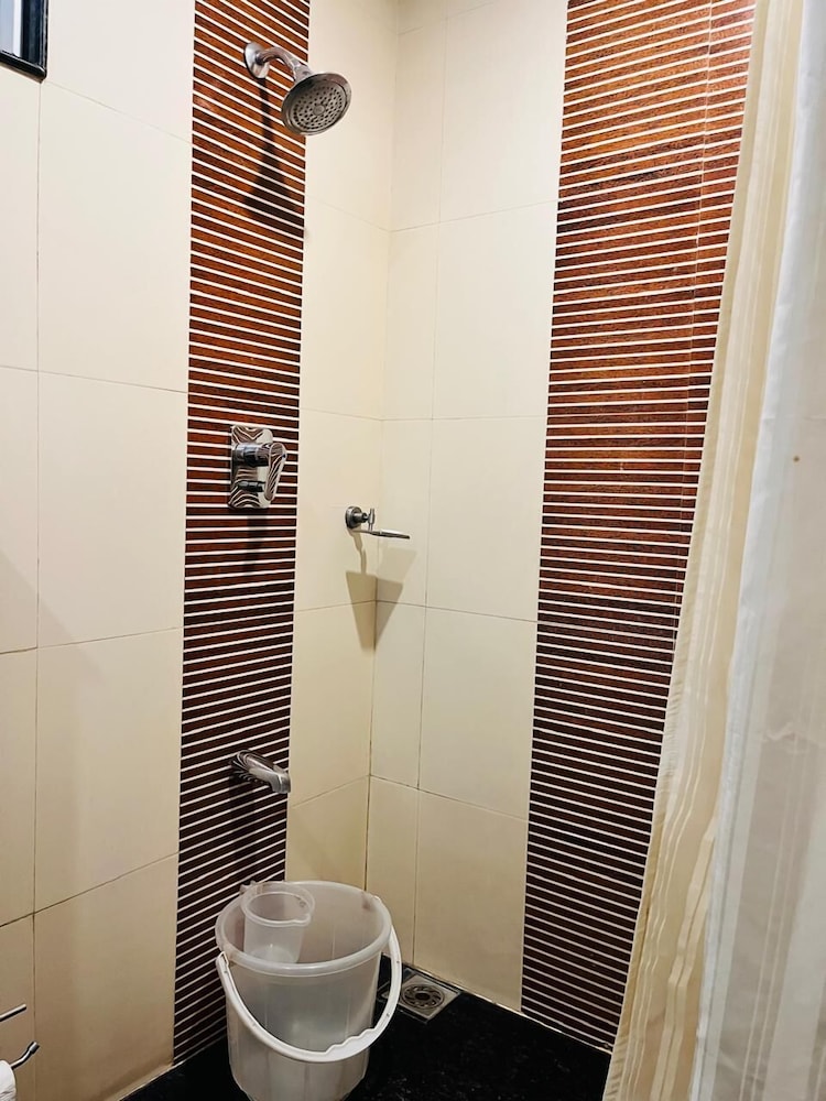 PLA RATHNA RESIDENCY