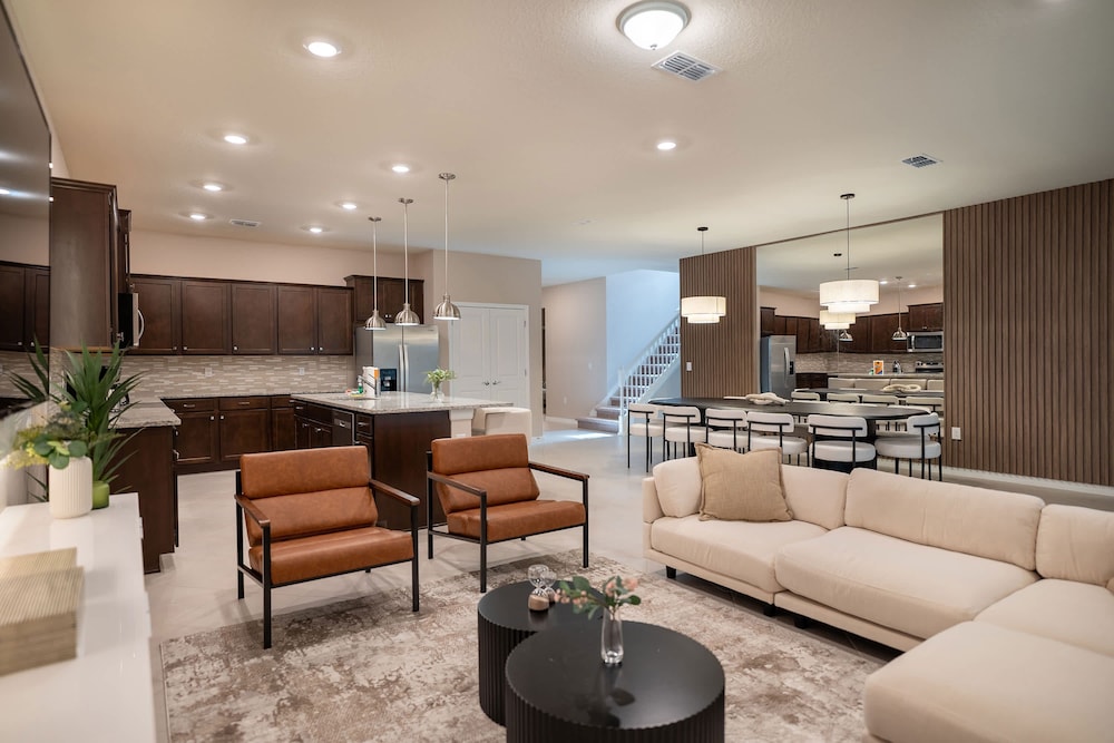 Stunning 10 Bed Home With Themed Rooms Pool