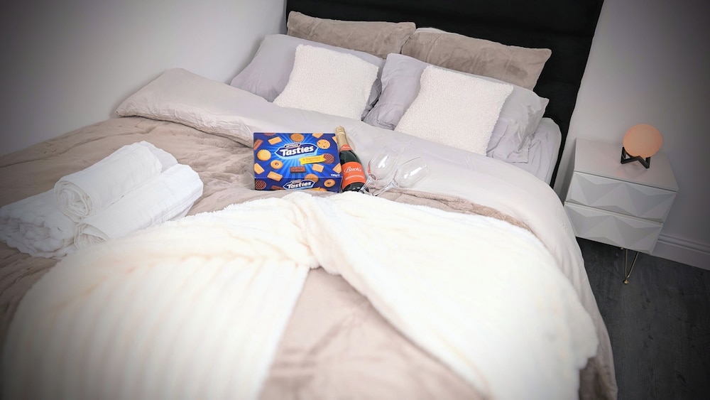 Chic Apartment in Manchester Sleeps 5