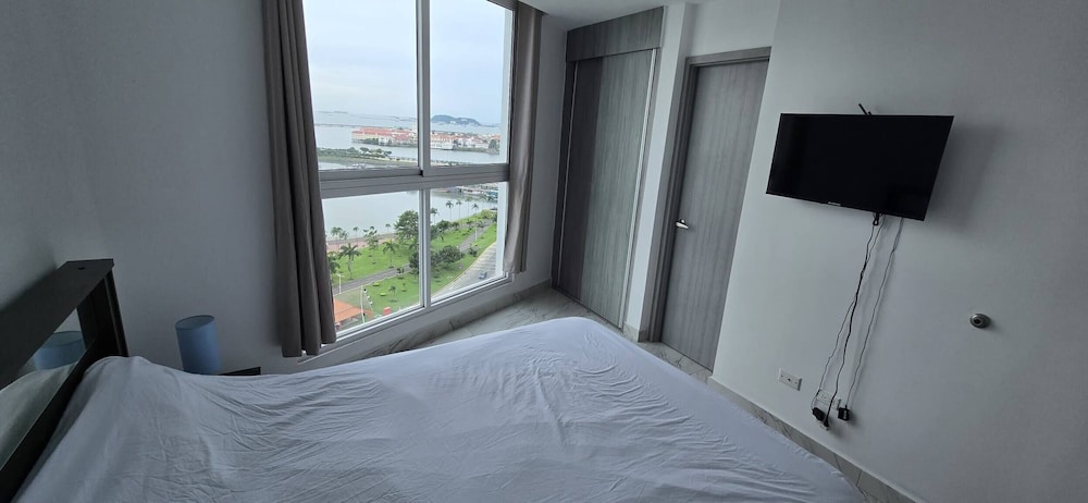 Oceanfront Designer Apartment PH The Sands, Next to Hilton