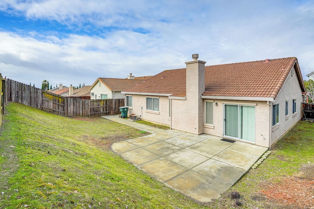17 Mi to Napa: Spacious Vallejo Family Home!