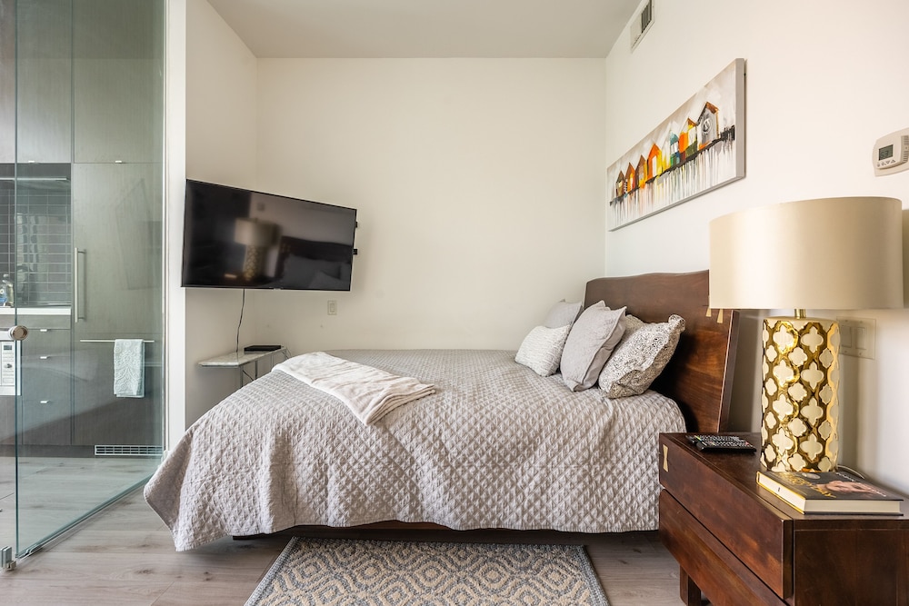 Charming Yorkville Condos photo 4