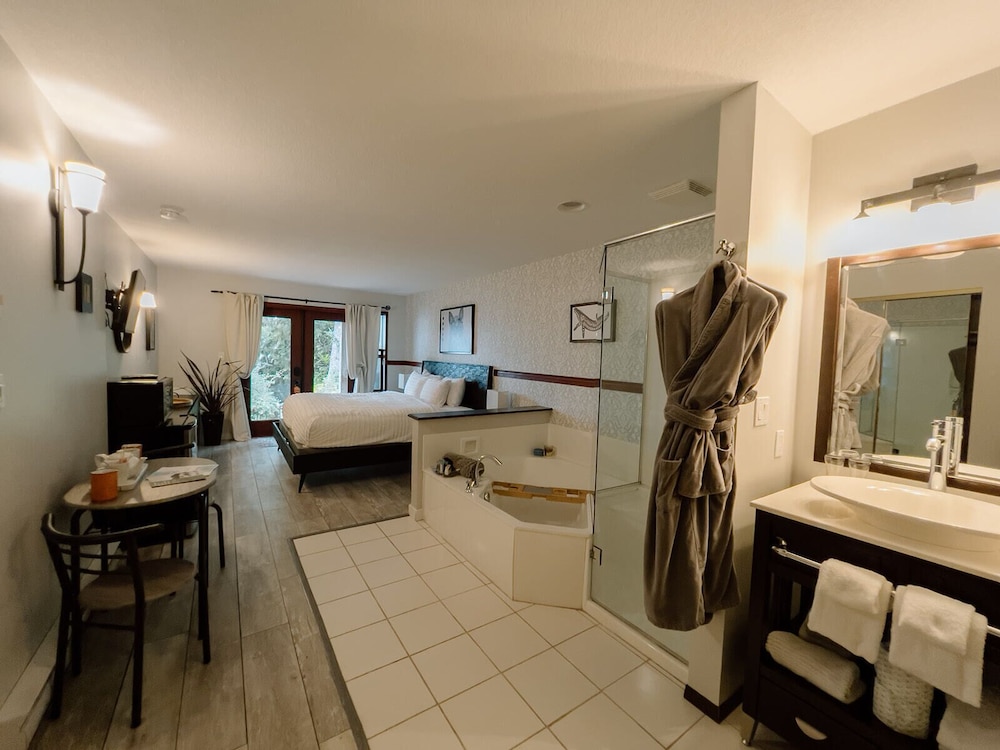 Tofino Vacations - Lunar Cove Inn - Property Image 3