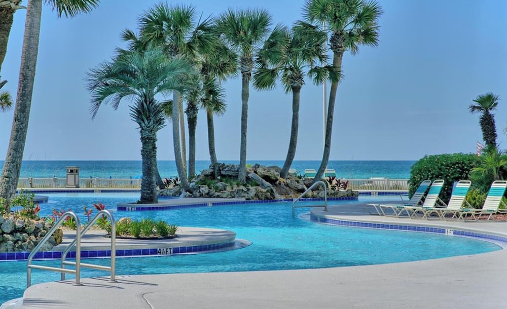 Coastal Hideaway: Cozy Beachfront Studio Sleeps 4 With Stunning Views!