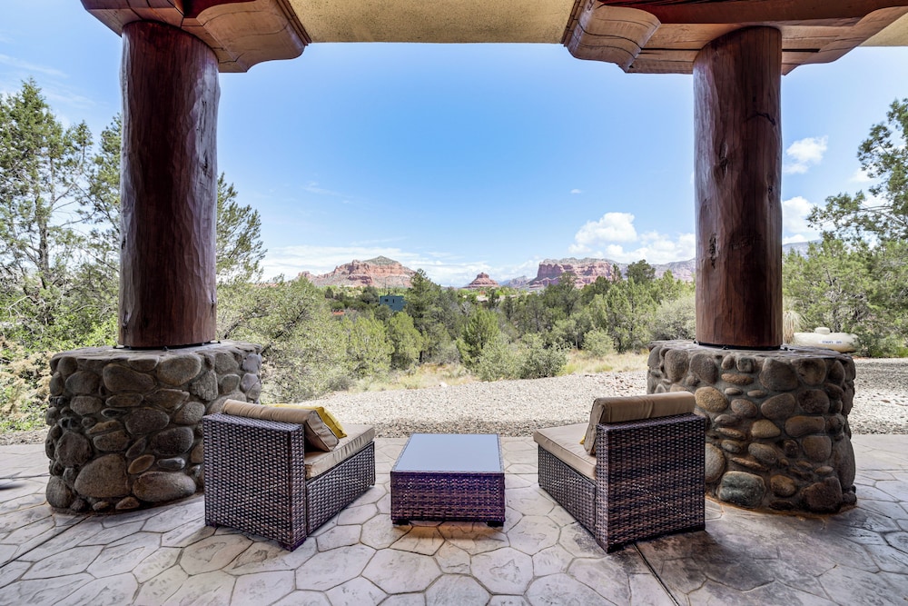 Hot Tub & Red Rock Views: Secluded Sedona Escape!