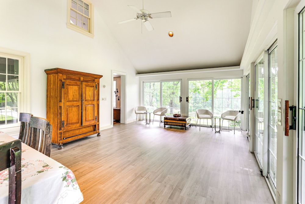 Near Shops & Parks: Dog-friendly Maryland Gem