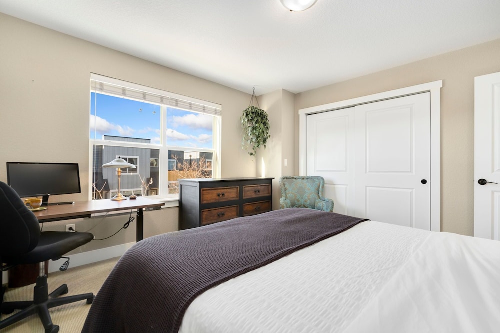 Old Town North Getaway King Beds & Game Room!