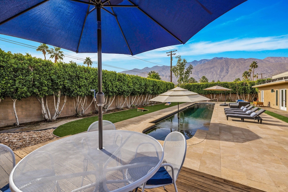 Mid-Century Elegance & Fun in Tahquitz River Estates