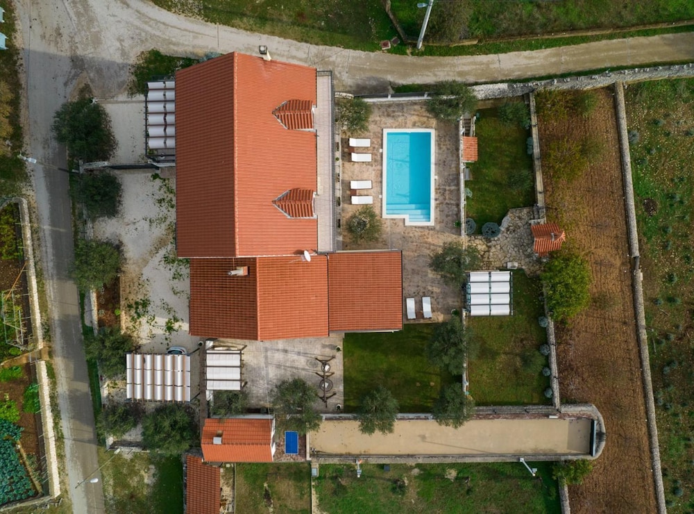 Vila Nira Radonić