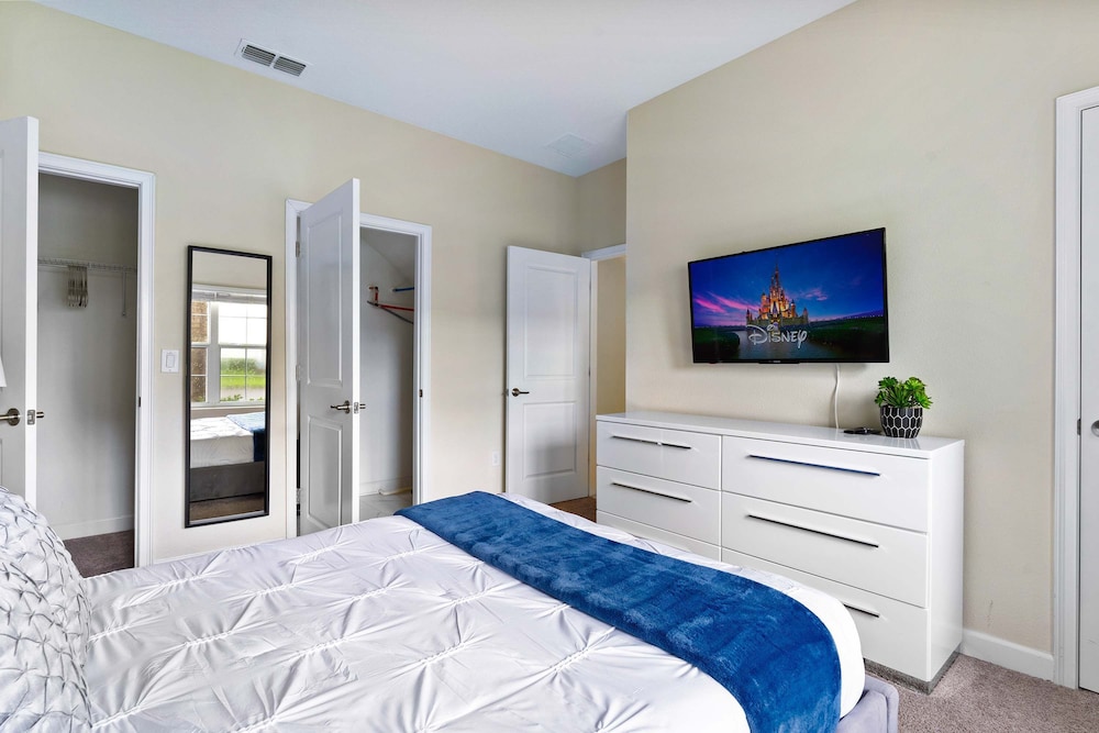Themed Mickey Bedroom 4BR up to 8 People