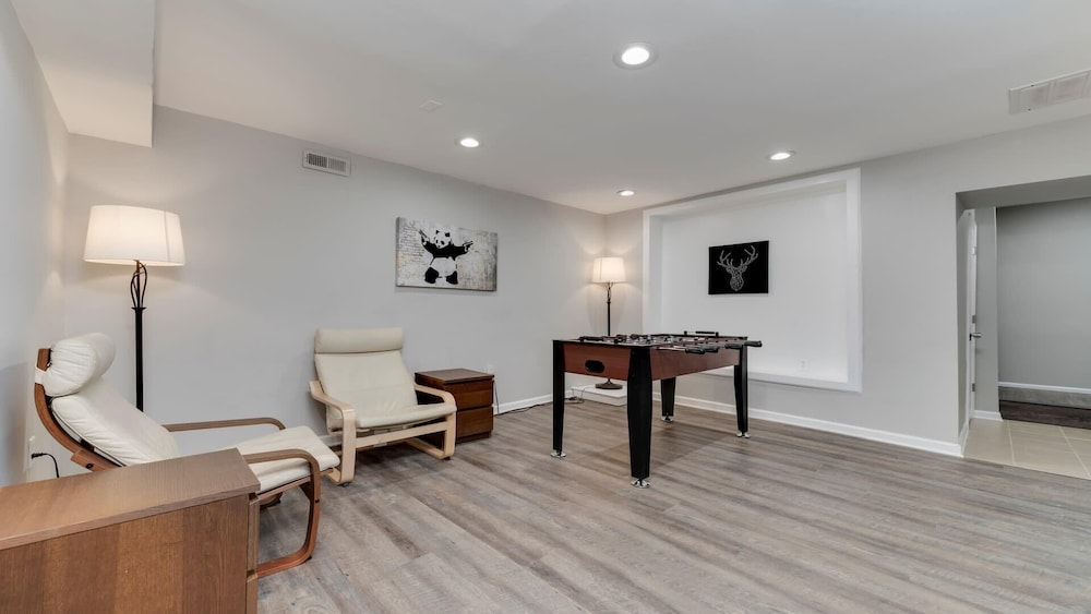 Beautiful 3br/3ba Colonial House by Cozysuites