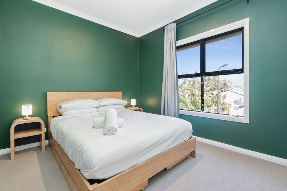 Bright 2-bed Townhouse With Balcony & Garage