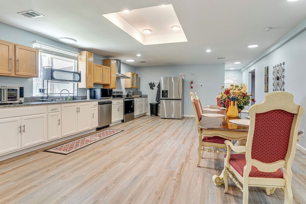 Hot Tub & Fenced Yard: Dog-friendly Gem in Denison