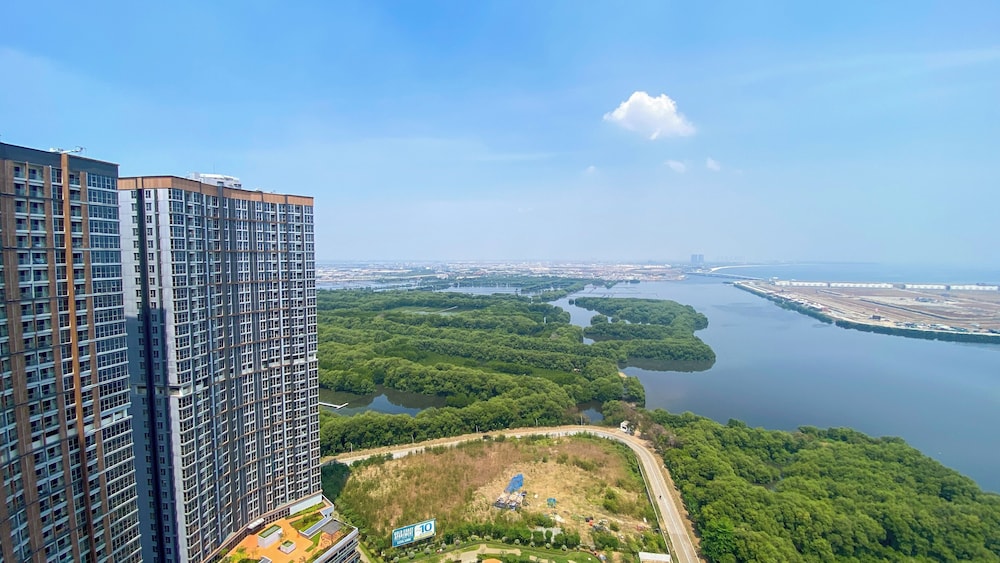 Comfort And Great Location Studio At Gold Coast Apartment view 5