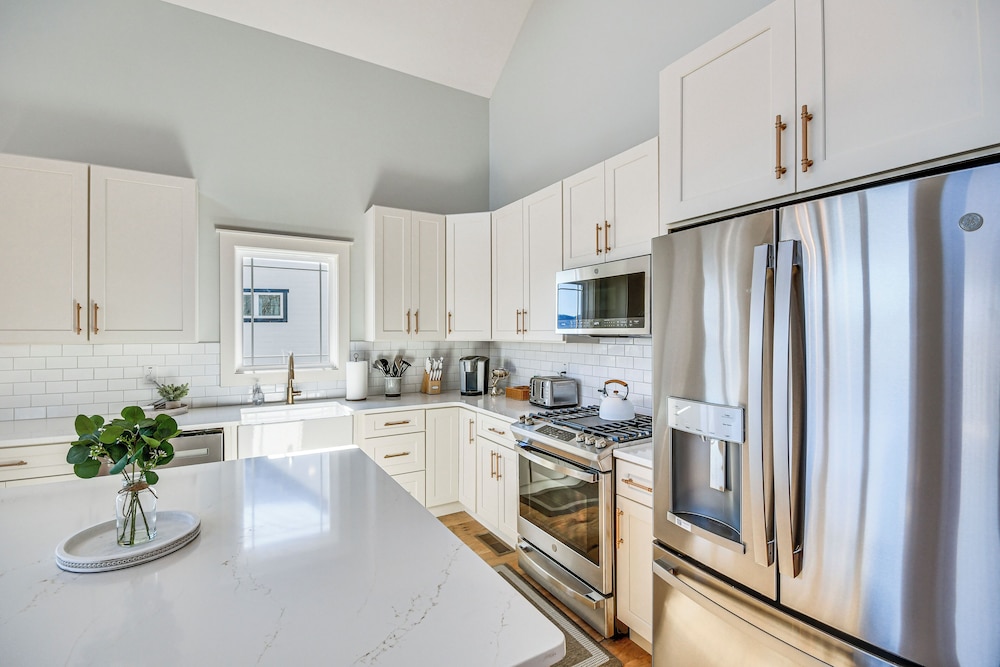 Newly Built Home w/ Mtn Views in Black Mountain!