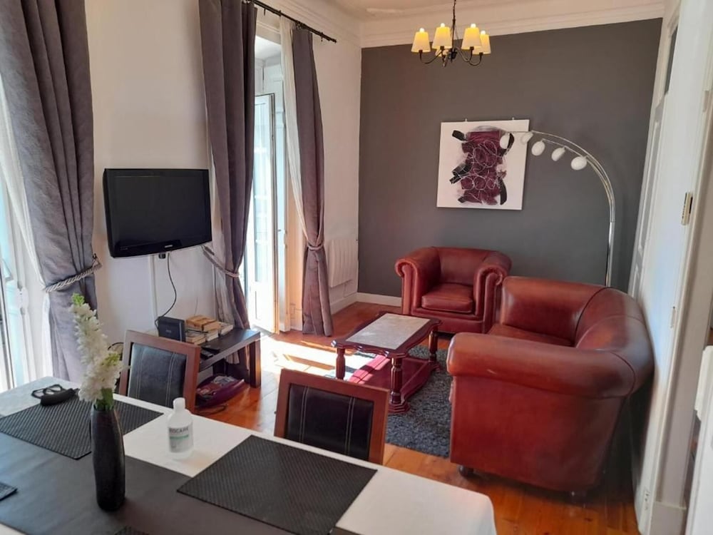 Modern 2-bed Apartment - Heart of Downtown Lisbon