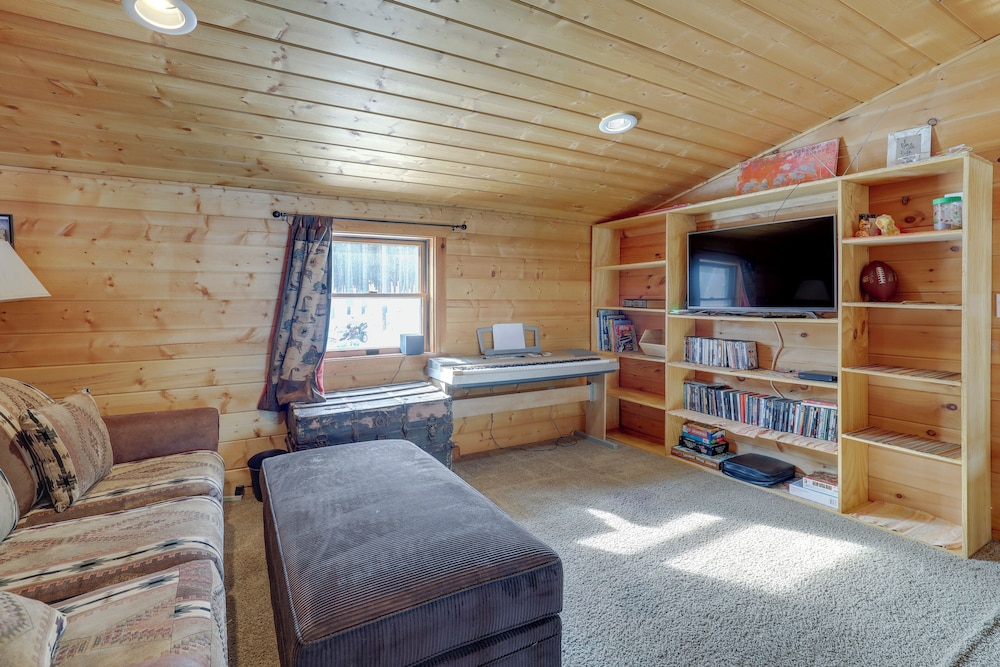 2 Mi to Skiing: Casper Cabin w/ Mtn Views!