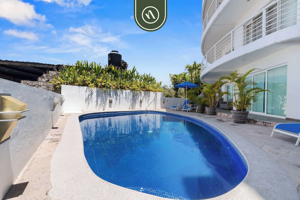 Stunning 2 BR Condo - Oceanview Terrace - Downtown