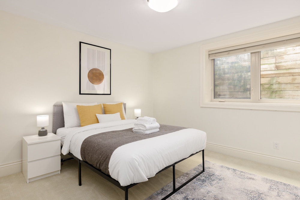 Cozy 2BR BSMT Suite Near Grouse Mt. and Edgemont.