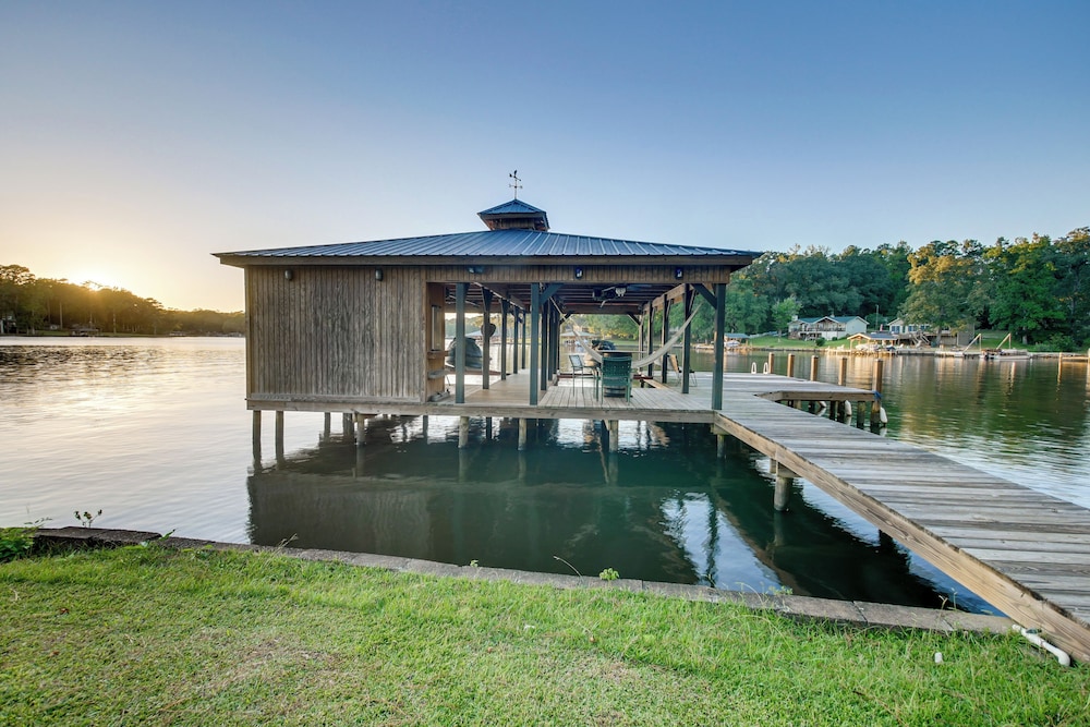 Waterfront Escape w/ Hot tub & Dock in Eatonton!