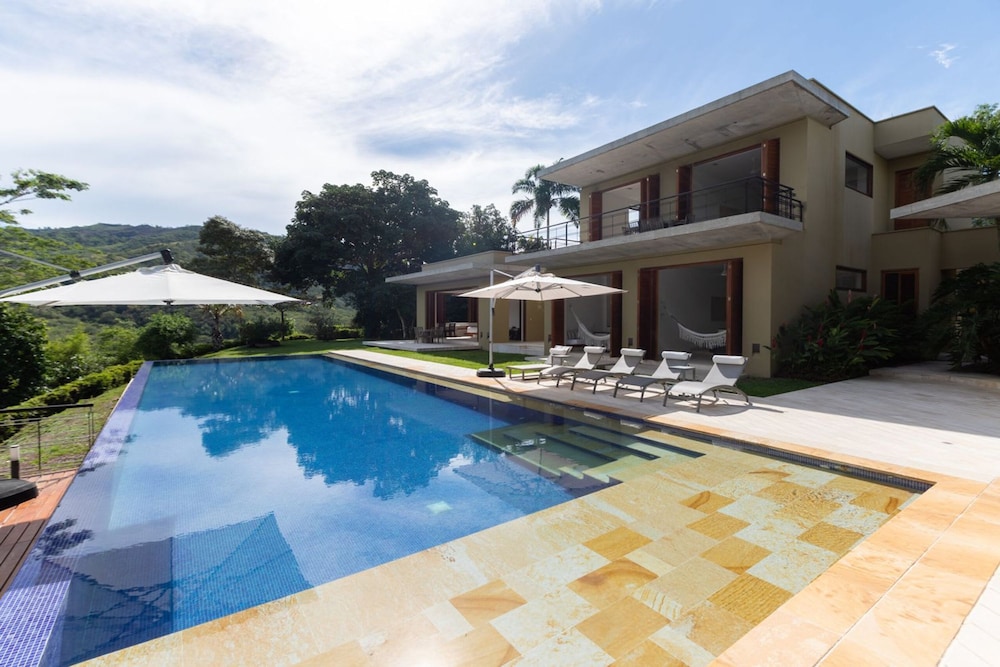 w Glowing 4BR Villa w Pool at Mesa de Yeguas