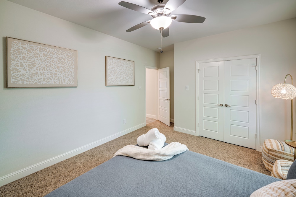 10 Mi to Dtwn Dallas: Chic Home w/ Yard!