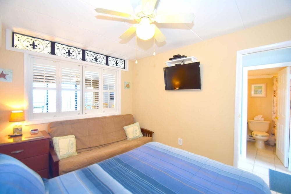 High Point South 3e 1 Bedroom Condo by RedAwning view 3