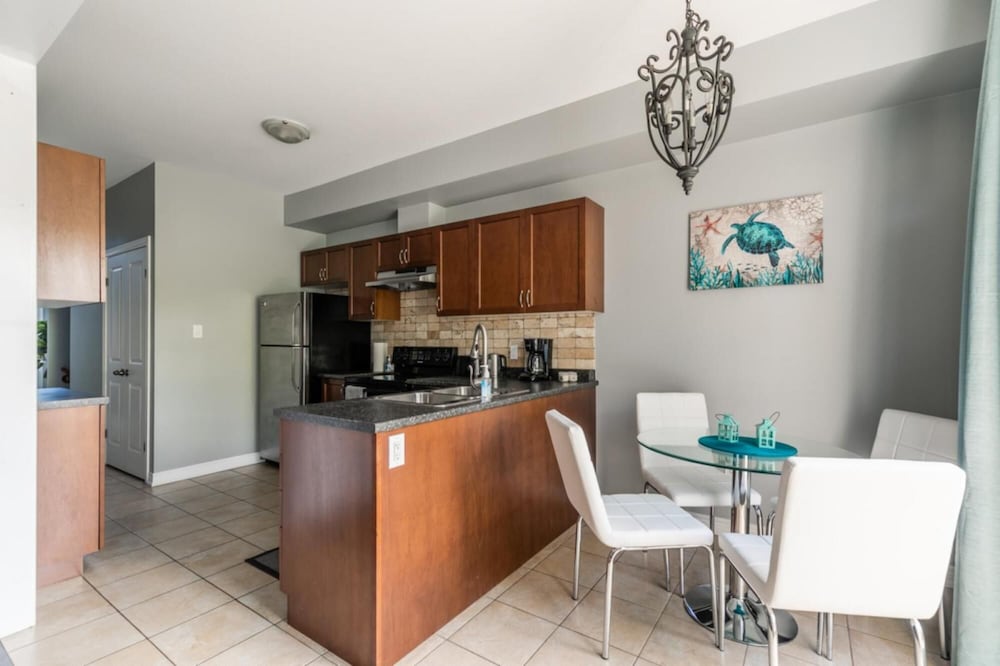 Luxury 3BR 2 5BA Townhome Private HOT TUB GYM BBQ Sauna - Image 3