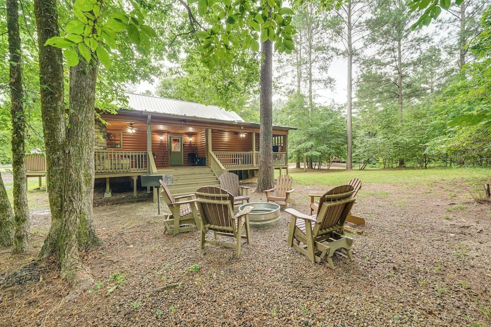 Pets & Families Welcome: Secluded Broken Bow Cabin