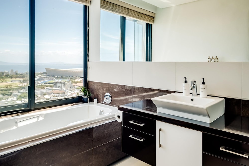Top Urban Escape w Pool and Ocean View Villa Alexa