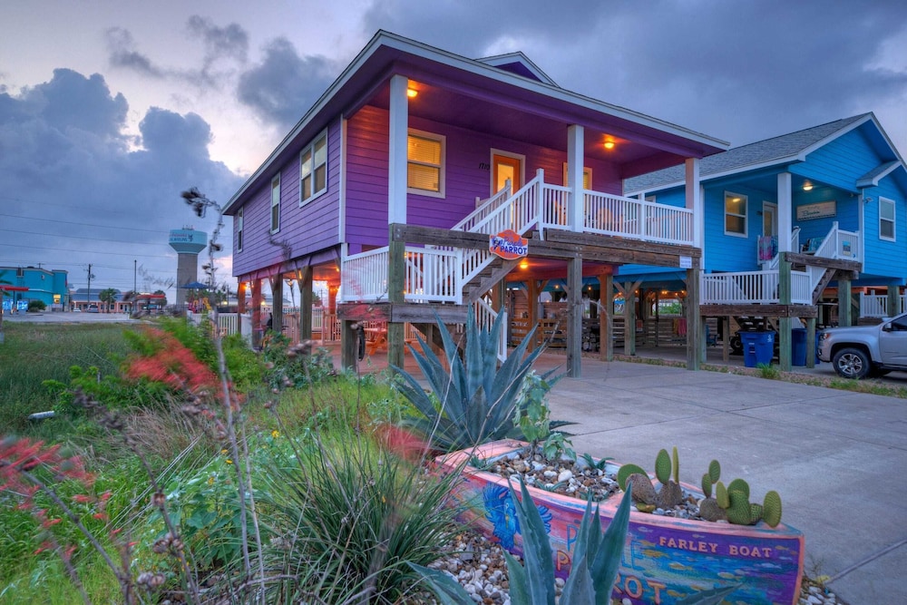 Purple Parrot by Avantstay Heated Pool, Beach Access & Central Port A Location