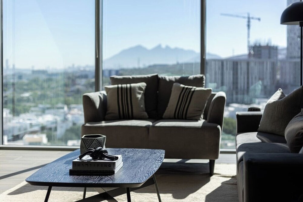 Modern Apts w Pool & Mountain View