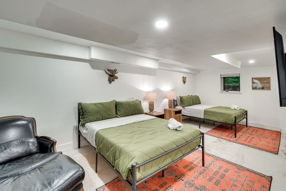 Hot Tub & Theater Room: Getaway in Falling Waters