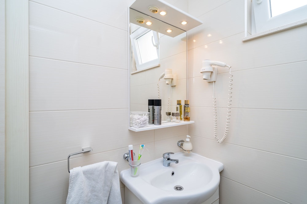 Jele Rooms