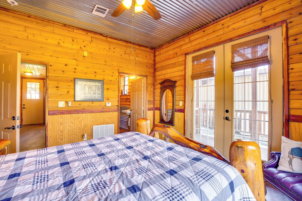Group Getaway! Multi-level Lodge on Lake Tawakoni