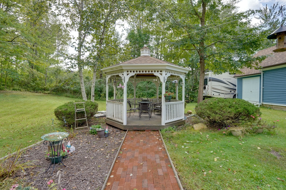 Pittsfield Home w/ Deck - 12 Mi to Jiminy Peak!