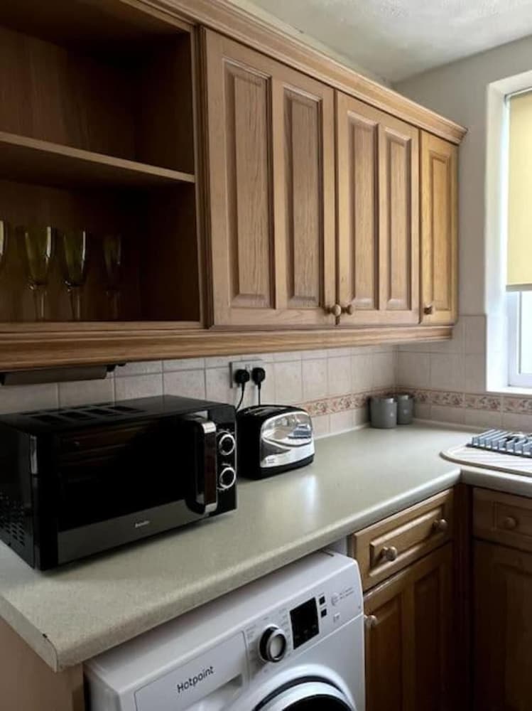 3 Bed House - Sleeps 6 - Parking - Wifi